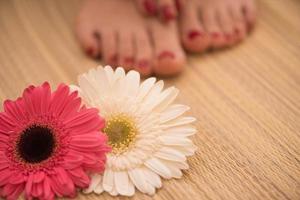 pieds et mains féminins au salon de spa photo