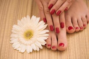 pieds et mains féminins au salon de spa photo