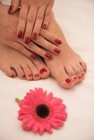 pieds et mains féminins au salon de spa photo