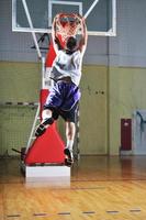 Joueur de basket-ball au hall de sport photo