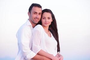 jeune couple sur la plage s'amuser photo