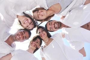 groupe de jeunes heureux s'amuser sur la plage photo