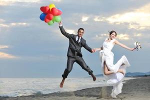 mariage romantique sur la plage au coucher du soleil photo