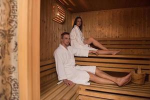 couple se détendant dans le sauna photo