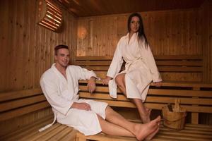 couple se détendant dans le sauna photo