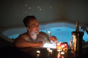 homme relaxant dans le jacuzzi photo