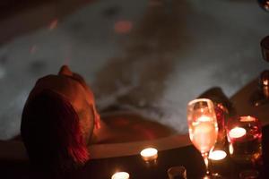 homme relaxant dans le jacuzzi photo