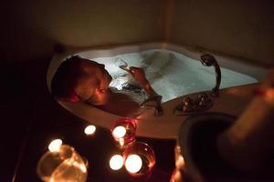 homme relaxant dans le jacuzzi photo