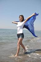 jeune femme profiter de la plage photo