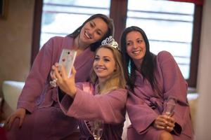 filles faisant selfie à l'enterrement de vie de jeune fille photo