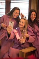 filles faisant selfie à l'enterrement de vie de jeune fille photo