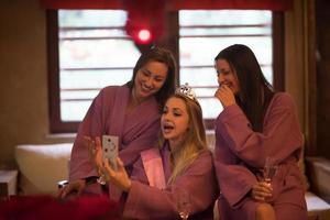 filles faisant selfie à l'enterrement de vie de jeune fille photo