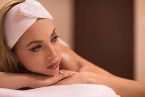 femme allongée sur une table de massage photo