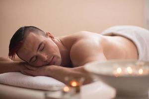 bel homme se reposant dans un centre de massage spa photo