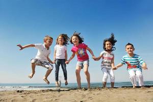 groupe de jeunes heureux s'amuser sur la plage photo