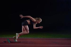 femme sprinter laissant les blocs de départ photo