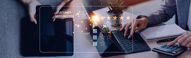 concept d'enquête sur les commentaires de satisfaction des clients, l'utilisateur attribue une note à l'expérience de service sur l'application en ligne, le client peut évaluer la qualité du service menant au classement de la réputation de l'entreprise. photo
