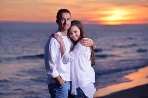 jeune couple sur la plage s'amuser photo