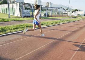 femme faisant du jogging tôt le matin photo