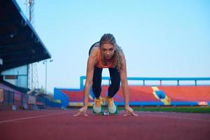 femme sprinter laissant les blocs de départ photo