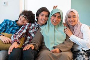 portrait de famille du moyen-orient mère célibataire avec des enfants adolescents à la maison dans le salon. mise au point sélective photo