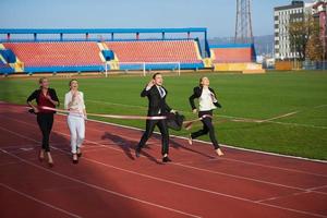 gens d'affaires courant sur une piste de course photo