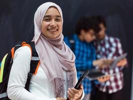 les adolescents arabes modernes utilisent un smartphone, une tablette et un latpop pour étudier pendant les cours en ligne en raison de la pandémie du virus corona photo