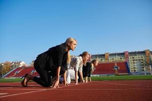 gens d'affaires courant sur une piste de course photo