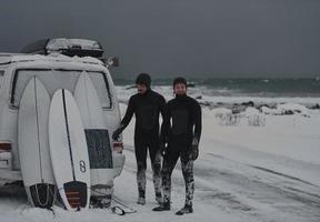 surfeurs arctiques en combinaison après avoir surfé en minibus photo