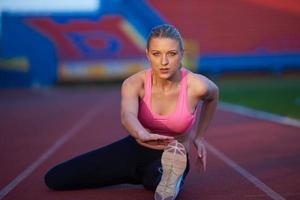 femme sportive sur piste de course athlétique photo