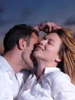 jeune couple sur la plage s'amuser photo