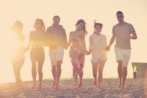 groupe de jeunes heureux s'amuser sur la plage photo