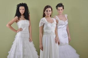 portrait de trois belles femmes en robe de mariée photo