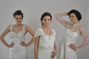 portrait de trois belles femmes en robe de mariée photo