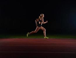 femme athlétique qui court sur la piste photo