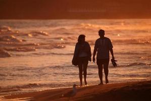 couple romantique sur la plage photo