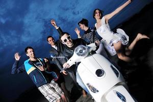 groupe de jeunes heureux s'amuser sur la plage photo