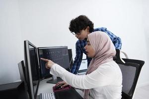 équipe de professionnels créatifs au bureau moderne photo