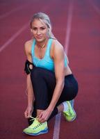 femme sportive sur piste de course athlétique photo