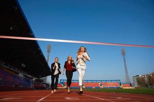 gens d'affaires courant sur une piste de course photo