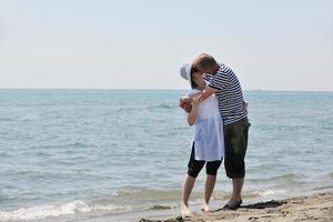 heureux jeune couple s'amuser sur la plage photo