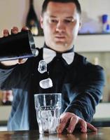 un barman professionnel prépare un cocktail lors d'une fête photo