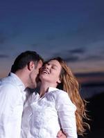 jeune couple sur la plage s'amuser photo