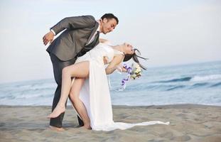 mariage romantique sur la plage au coucher du soleil photo