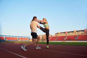 femme sportive sur piste de course athlétique photo