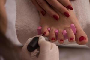 pieds et mains féminins au salon de spa photo