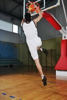 Joueur de basket-ball au hall de sport photo