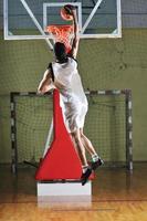 Joueur de basket-ball au hall de sport photo