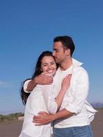 jeune couple sur la plage s'amuser photo