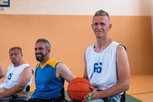 une photo d'une équipe de basket-ball de personnes handicapées avec des équipements sportifs professionnels pour personnes handicapées sur le terrain de basket